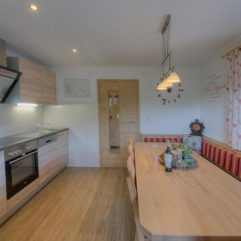 Ferienhaus Schweinberger - Four-Bedroom Apartment with Balcony and 2 Bathrooms - 4