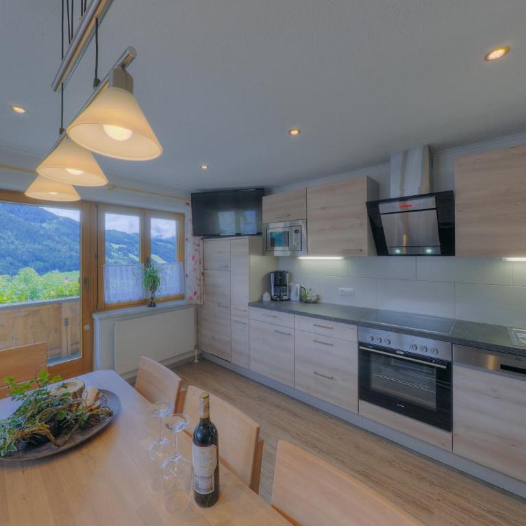Ferienhaus Schweinberger - Four-Bedroom Apartment with Balcony and 2 Bathrooms - 1