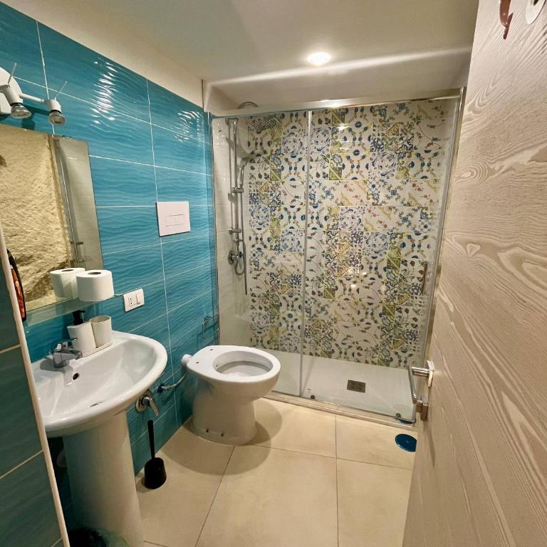 Enzo Home - Camera Matrimoniale con Bagno Privato - 7