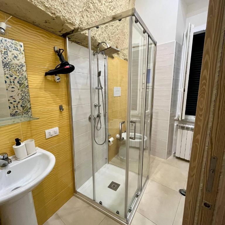 Enzo Home - Camera Tripla con Bagno Privato - 7