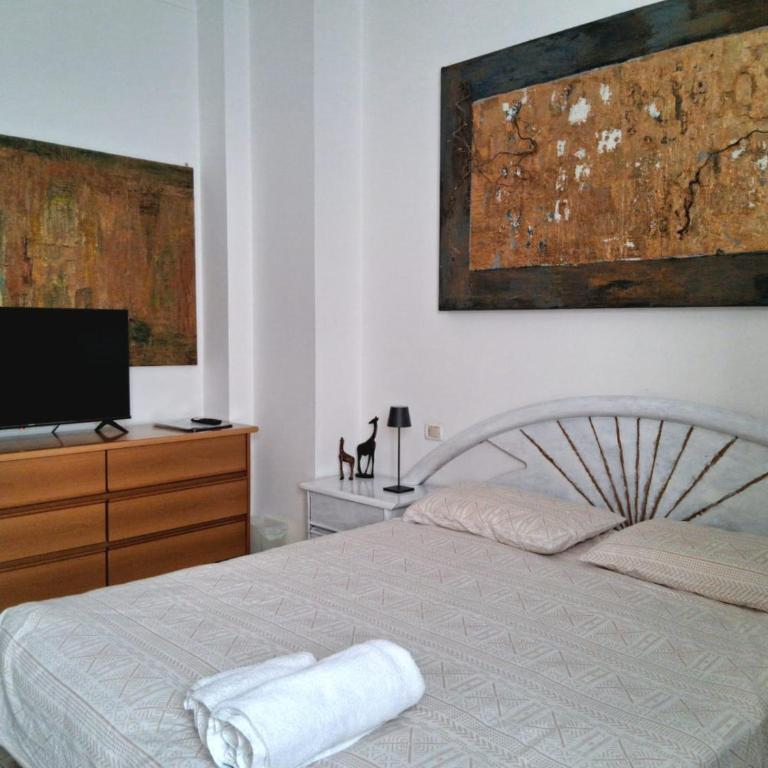 Central Art House - Double Room with Shared Bathroom - 8