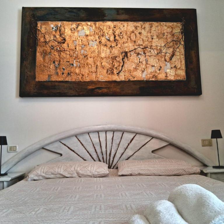 Central Art House - Double Room with Shared Bathroom - 9