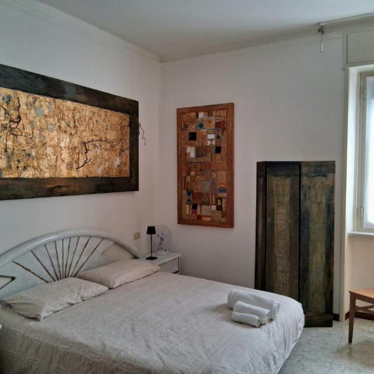 Central Art House - Double Room with Shared Bathroom - 6