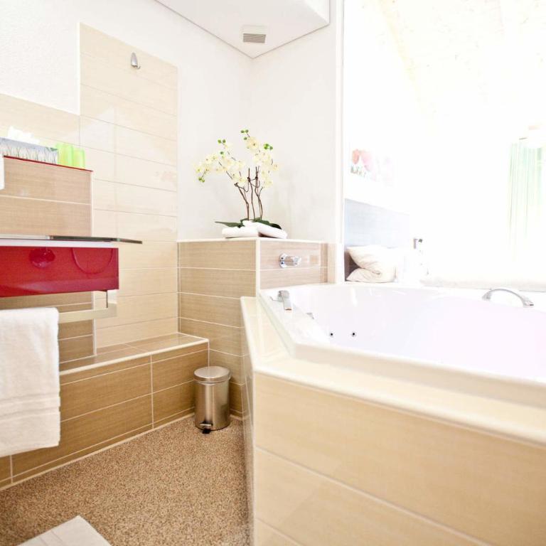 Hotel und Appartementhof Waldeck - Doppelzimmer mit Whirlpool-Badewanne - 6