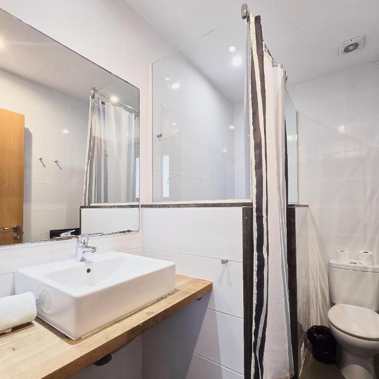 Diagonal Apartments - Three-Bedroom Apartment - 11