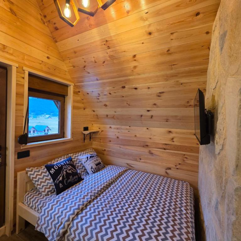Mountain Peace - One-Bedroom Chalet - 13