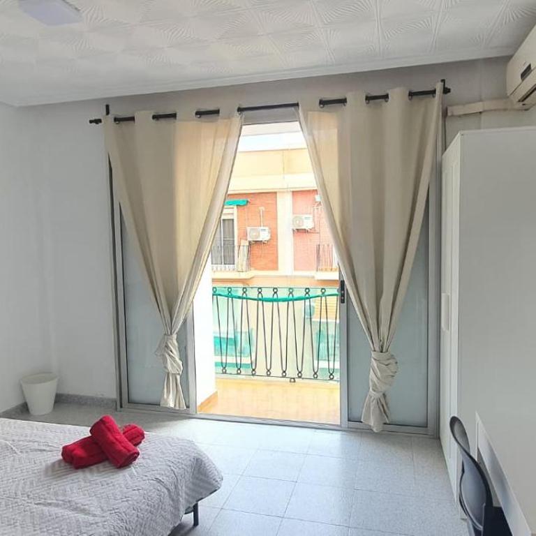 Céntricas, Tranquilas y Acogedoras Habitaciones de Matrimonio en Vivienda Compartida - Double Room with Balcony - 3