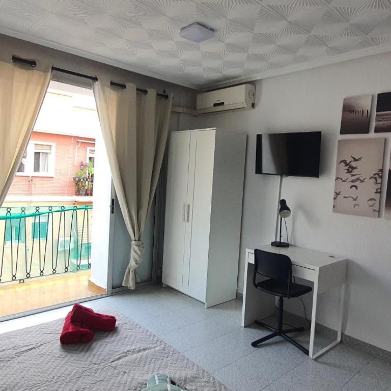 Céntricas, Tranquilas y Acogedoras Habitaciones de Matrimonio en Vivienda Compartida - Double Room with Balcony - 4