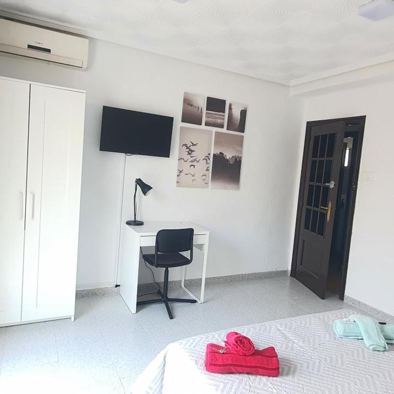 Céntricas, Tranquilas y Acogedoras Habitaciones de Matrimonio en Vivienda Compartida - Double Room with Balcony - 5