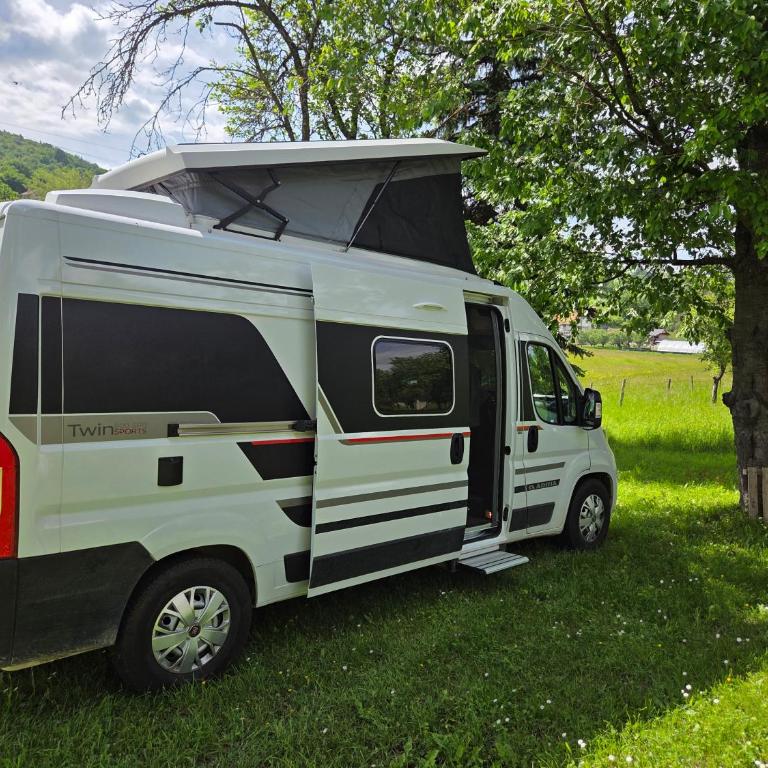 Camper Montenegro and Recreational Vehicles - Dvokrevetna Soba sa Bračnim Krevetom i Sopstvenim Kupatilom - 8