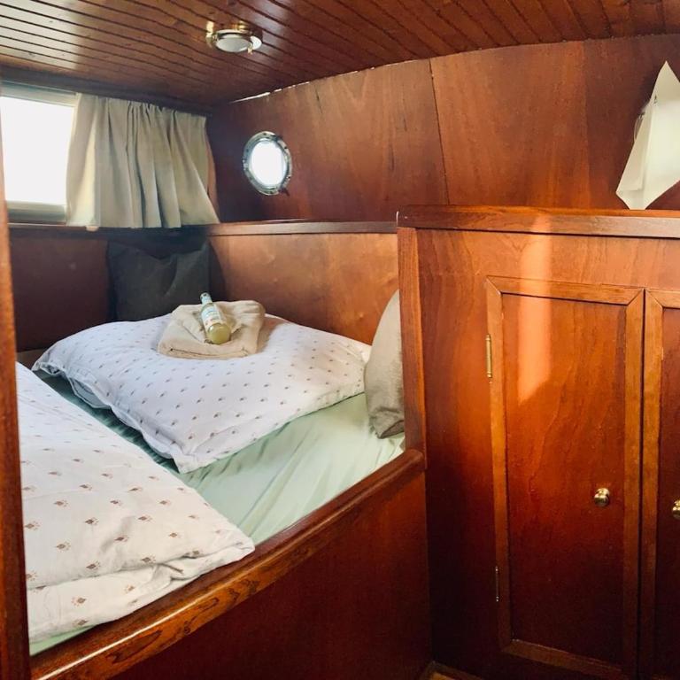 Beautiful boat in the Budva city harbor - Mobile Home - 2