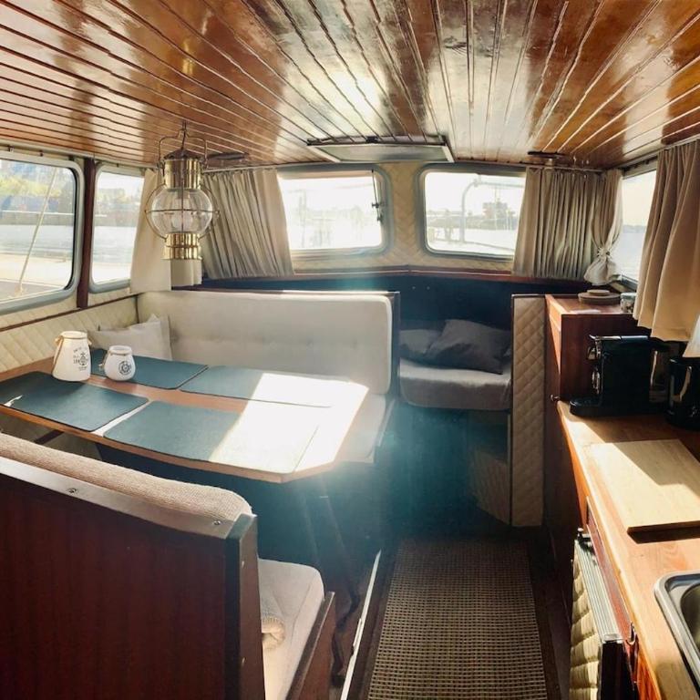 Beautiful boat in the Budva city harbor - Mobilna Kućica - 6