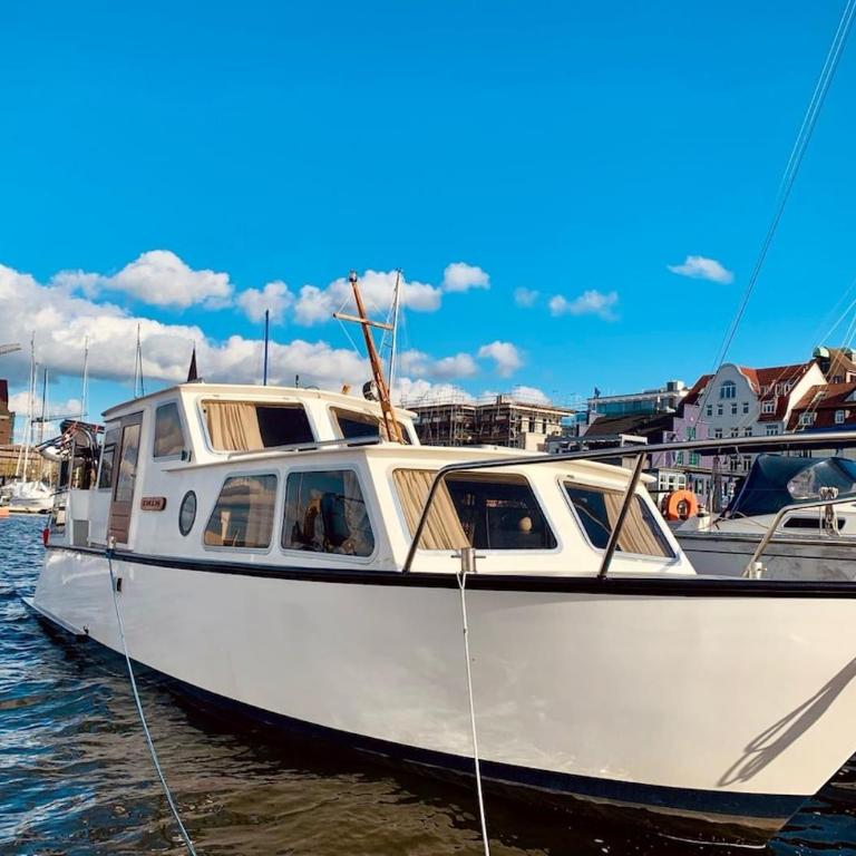 Beautiful boat in the Budva city harbor - Mobile Home - 7