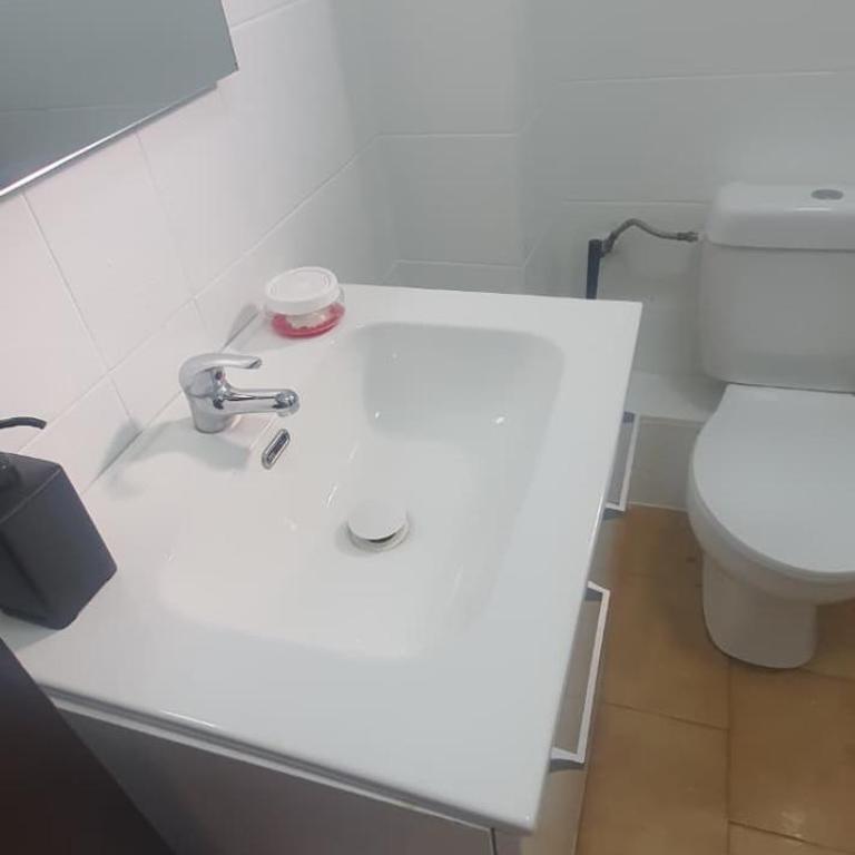 Céntricas, Tranquilas y Acogedoras Habitaciones de Matrimonio en Vivienda Compartida - Double Room with Balcony - 10