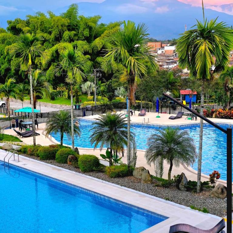 Alojamiento Familiar para 17 - A 5min del Aeropuerto - Con Piscina - By Molca Travel - Apartamento - 2