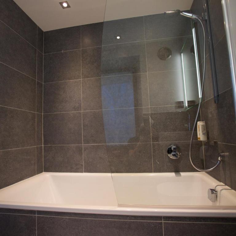 Private Lake Access Waterfront Sauna & Jacuzzi 7 Bedrooms Sleeps 15 - Villa - 27