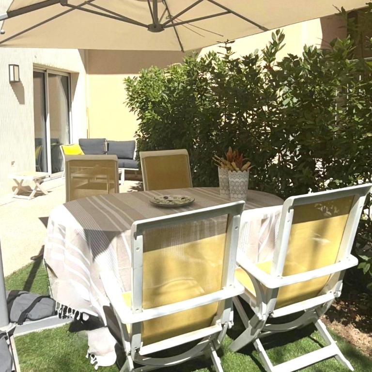 2 Bedroom Flat with Garden in Antibes - Two-Bedroom Apartment - 1