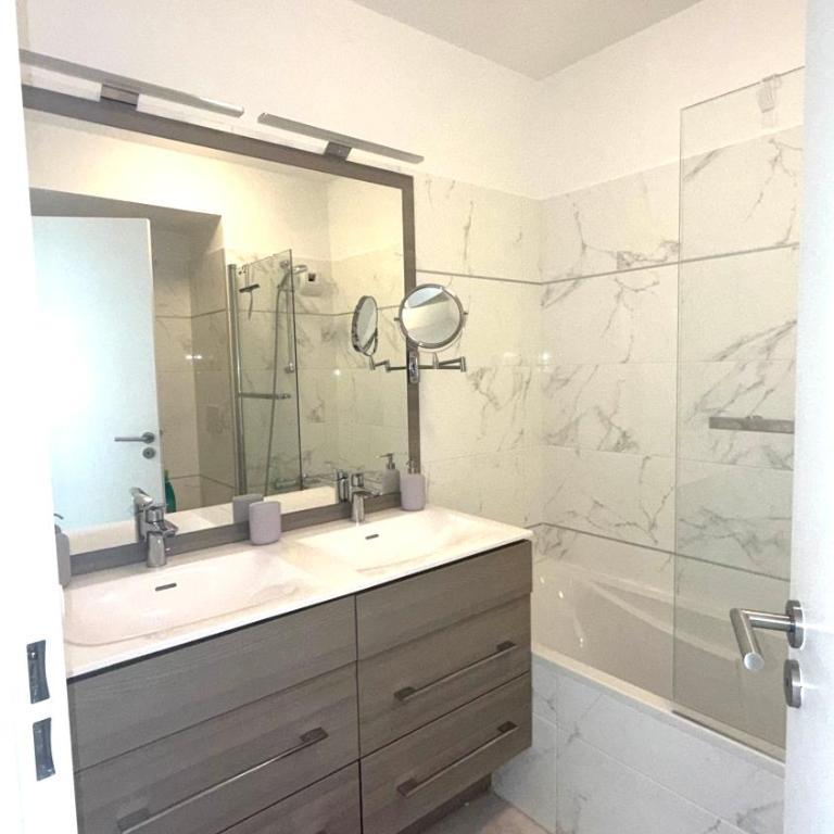 2 Bedroom Flat with Garden in Antibes - Two-Bedroom Apartment - 9