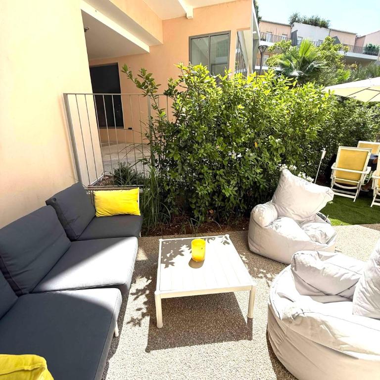 2 Bedroom Flat with Garden in Antibes - Two-Bedroom Apartment - 12