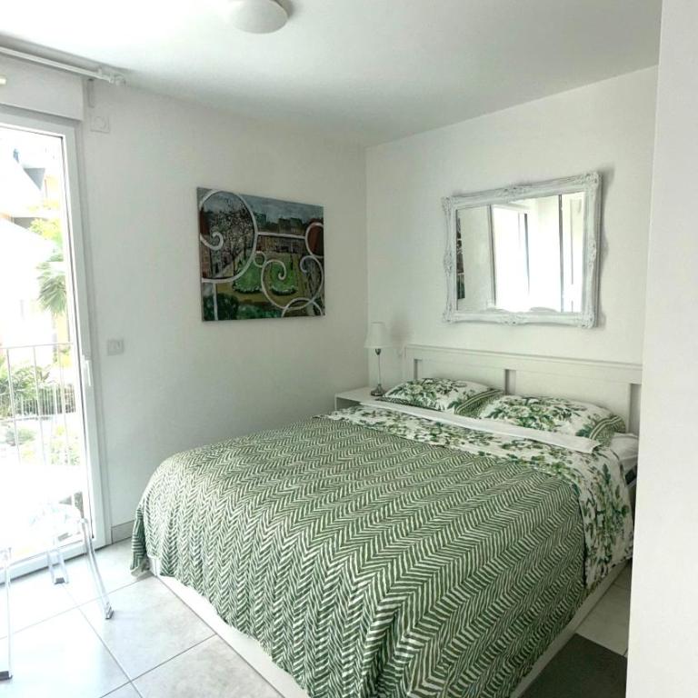 2 Bedroom Flat with Garden in Antibes - Two-Bedroom Apartment - 6