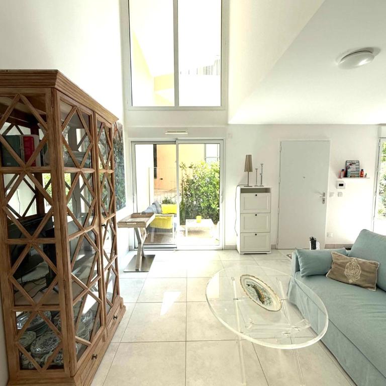 2 Bedroom Flat with Garden in Antibes - Two-Bedroom Apartment - 3