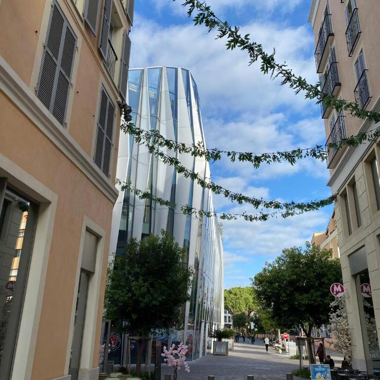 2 Bedroom Flat with Garden in Antibes - Two-Bedroom Apartment - 15