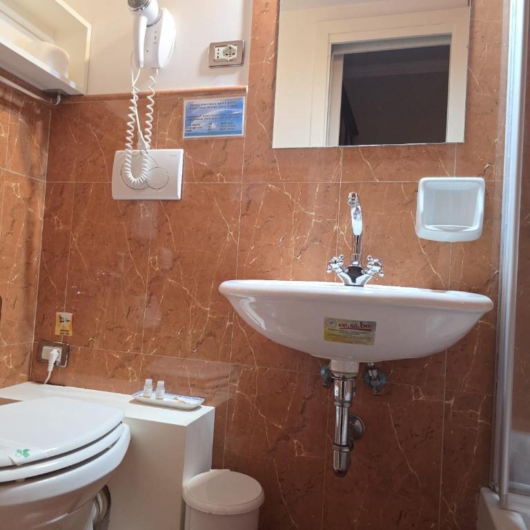Chez Oriana Termini St - Camera Deluxe Doppia con Letti Singoli - 21