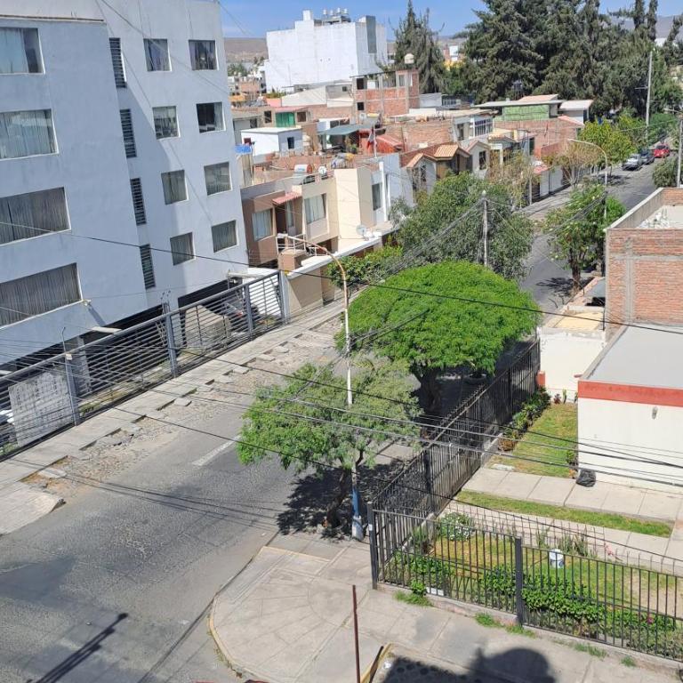 Amplio, Centrico y moderno departamento de 3 habitaciones-401 - Three-Bedroom Apartment - 2