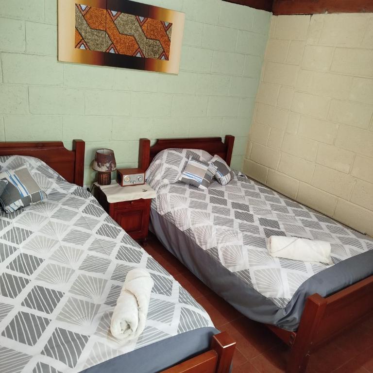 Larita' Rose MINDO Hospedaje y casita de Campo Los Guayabales - Habitación Doble - 2 camas - 10