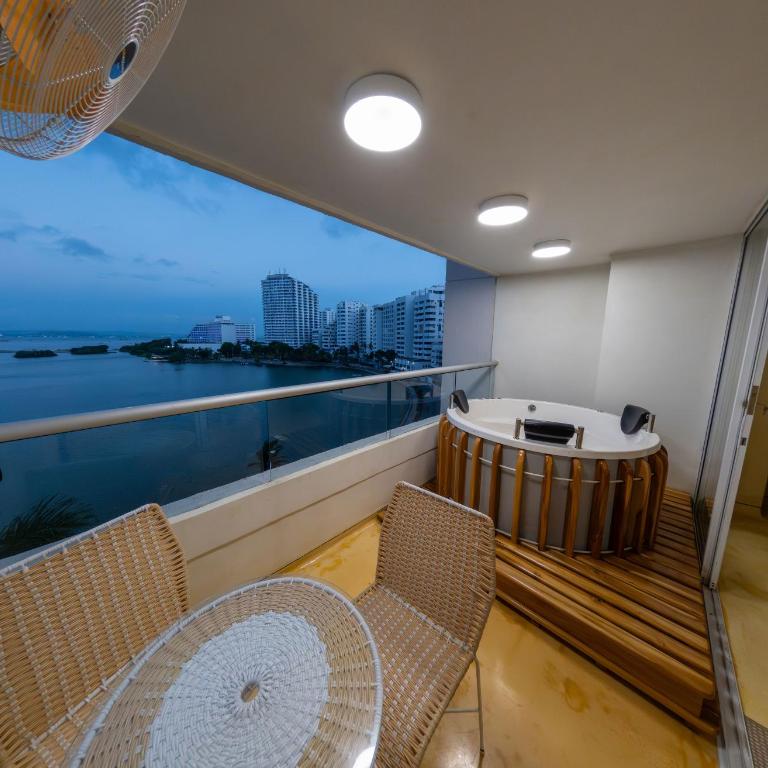 Olas Doradas - Jacuzzi & Sunsets - Two-Bedroom Apartment with Balcony and Sea View - 3