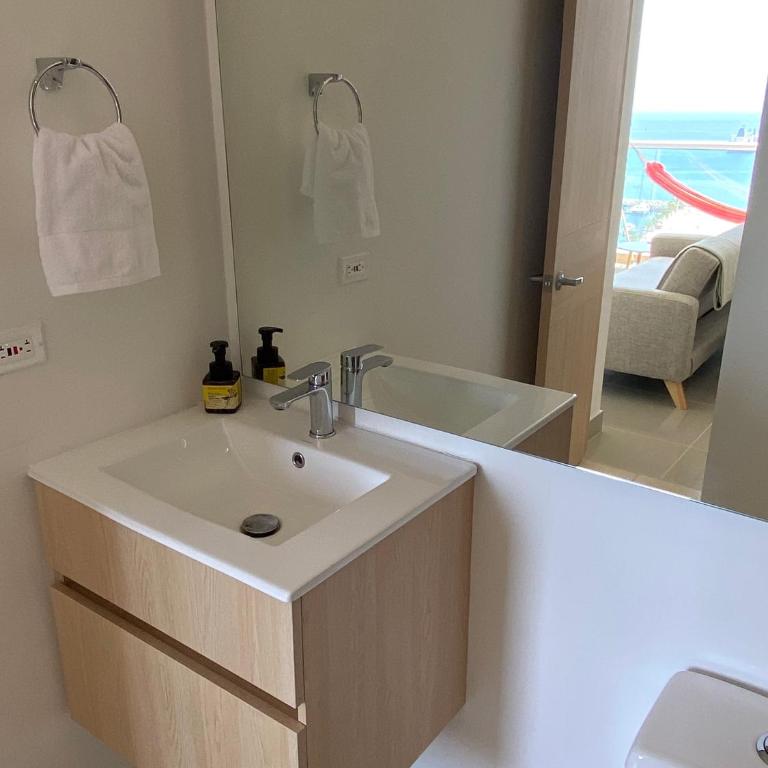 Blue Loft 14th floor with balcony overlooking the ocean and marina, Jacuzzi, Sauna, Turkish bath, swimming pool, gym, spa y bar - One-Bedroom Apartment - 12
