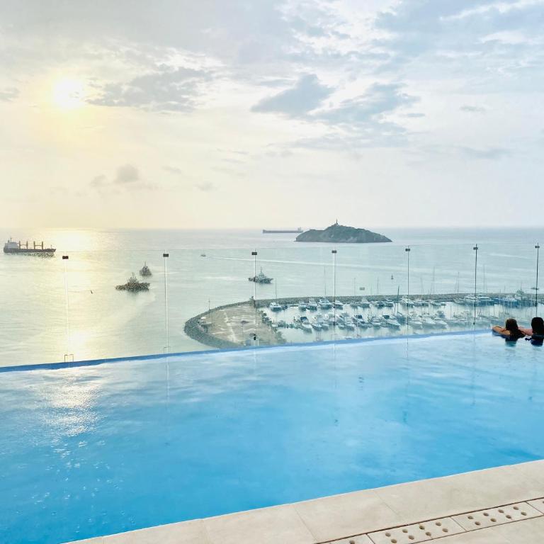 Blue Loft 14th floor with balcony overlooking the ocean and marina, Jacuzzi, Sauna, Turkish bath, swimming pool, gym, spa y bar - One-Bedroom Apartment - 2