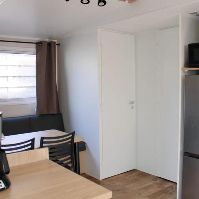 Mobil-home confortable avec terrasse à Bormes-les-Mimosas - API-1-52-730 - Mobile Home - 3