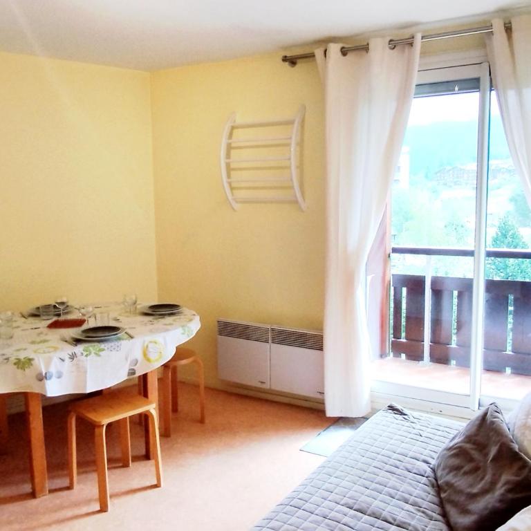 2 Pièces, skis aux pieds, proche commerces avec balcon. Capacité 6 pers, animaux non admis - Appartement 1 Chambre - 6