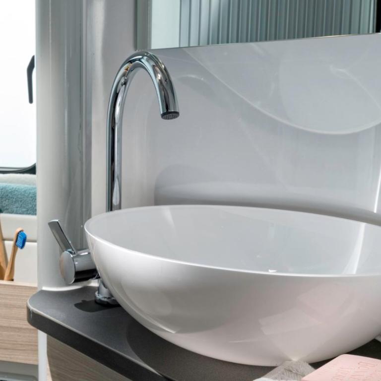 Camper Montenegro and Recreational Vehicles - Dvokrevetna Soba sa Bračnim Krevetom i Sopstvenim Kupatilom - 11