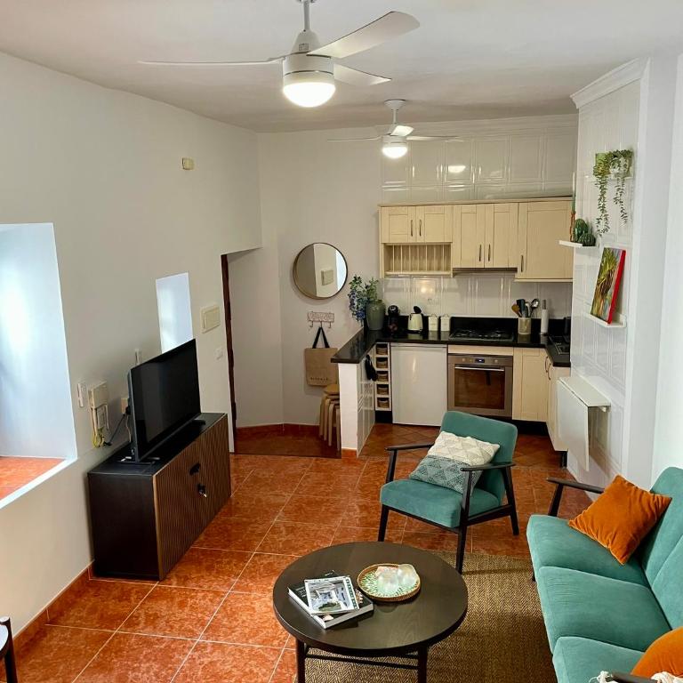 Cosy Andalusian Home with Roof Terrace in Town Centre - Casa de 2 dormitorios - 14