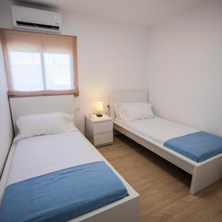 104 - Beachside Renovated 1BR apt 5 min from Beach - One-Bedroom Apartment with View - 3