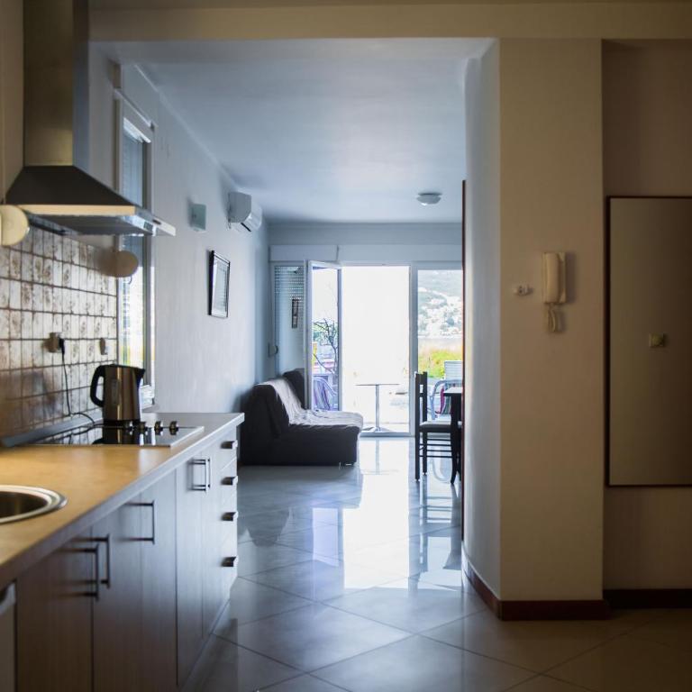 Apartments Riverside - One-Bedroom Apartment with Pool View - 3