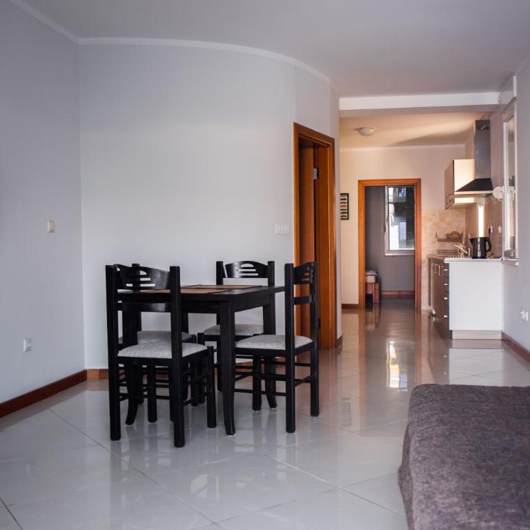 Apartments Riverside - One-Bedroom Apartment with Pool View - 7