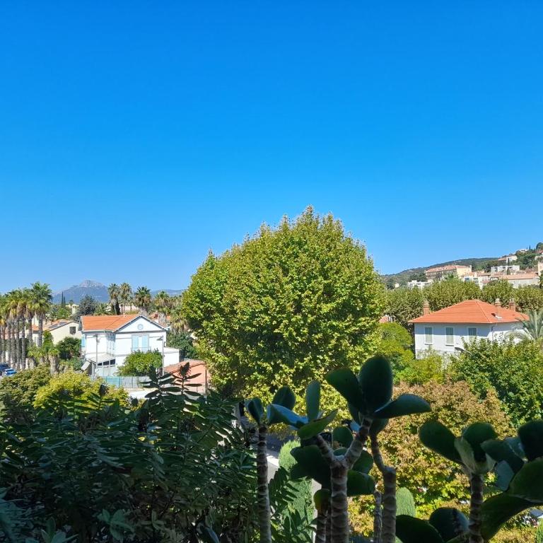 T2, 4 pers max, terrasse avec vue et parking privé, proche centre et mer - Apartment mit 1 Schlafzimmer - 8