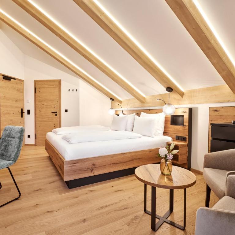 Hotel Gsteig - Doppelzimmer mit Bergblick - 1