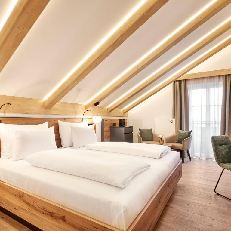 Hotel Gsteig - Doppelzimmer mit Bergblick - 2