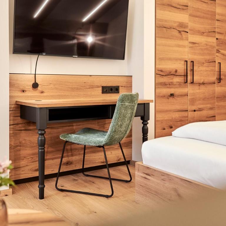 Hotel Gsteig - Doppelzimmer mit Bergblick - 6