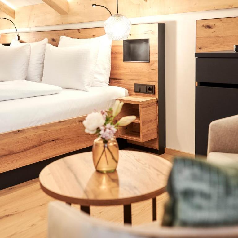 Hotel Gsteig - Doppelzimmer mit Bergblick - 4