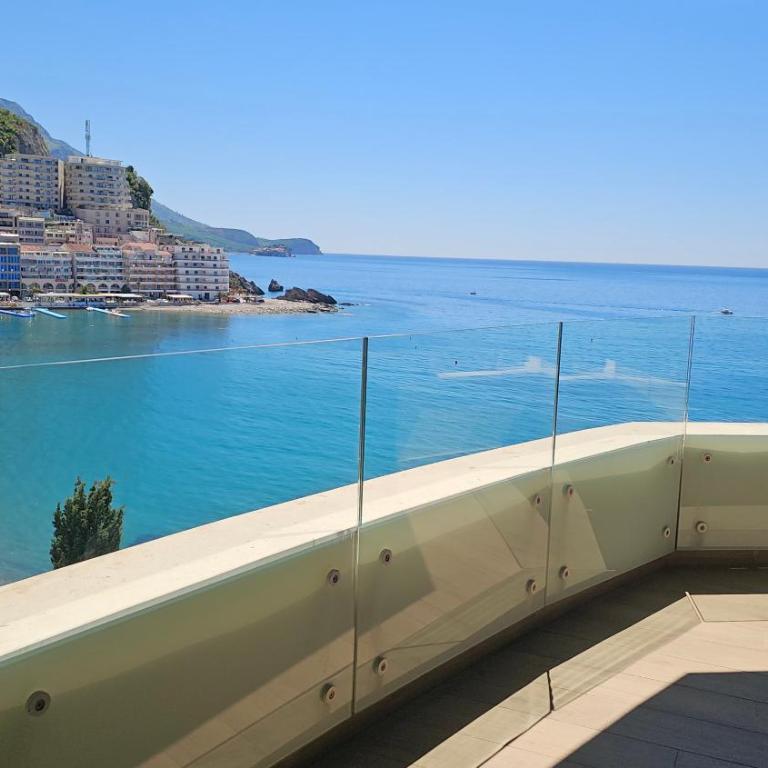 Royalis Suites Rafailovici - Beachfront Sea View Apartments - Family Room with Sea View - 1