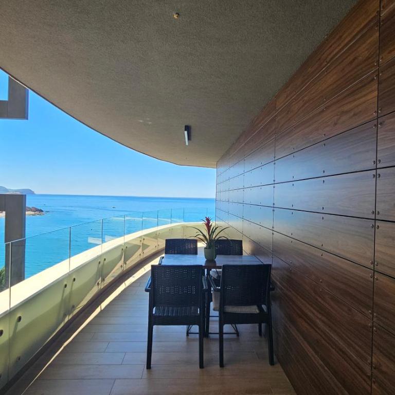 Royalis Suites Rafailovici - Beachfront Sea View Apartments - Family Room with Sea View - 3