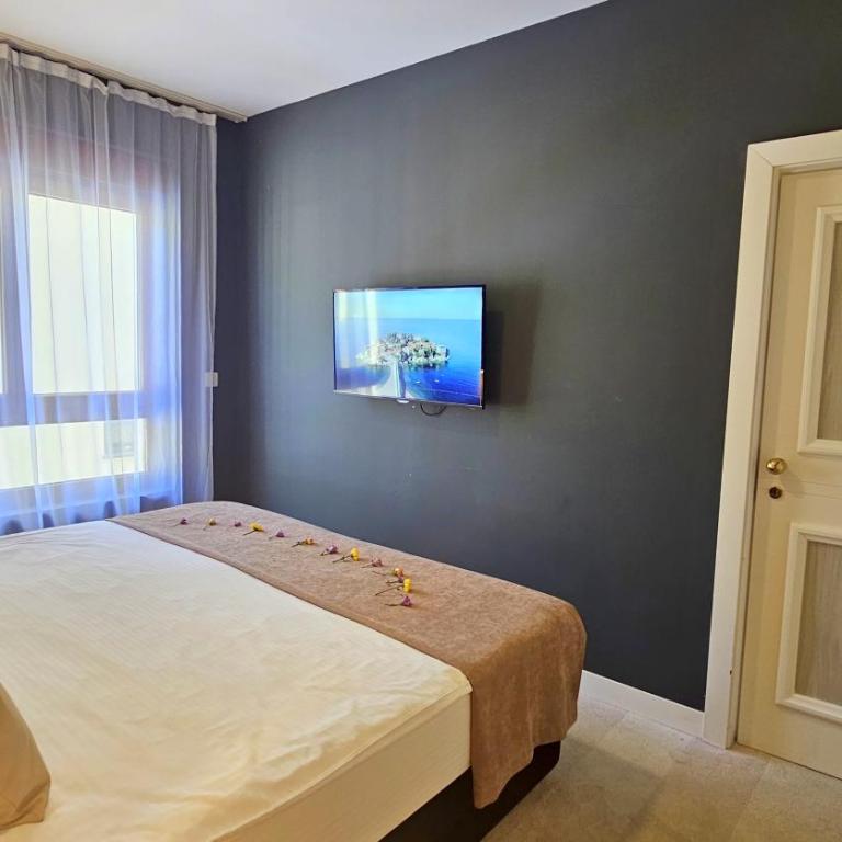 Royalis Suites Rafailovici - Beachfront Sea View Apartments - Family Room with Sea View - 7