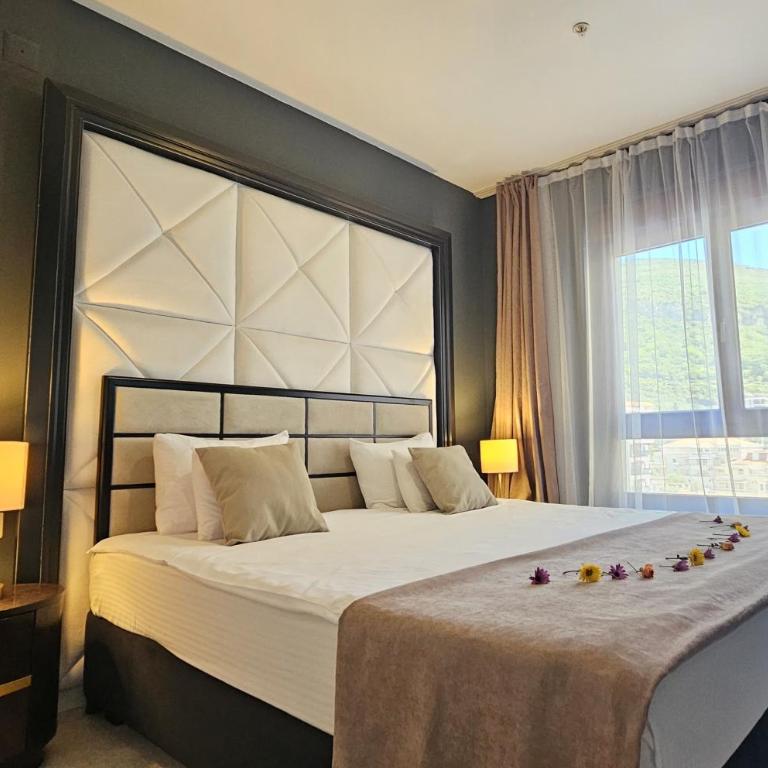Royalis Suites Rafailovici - Beachfront Sea View Apartments - Family Room with Sea View - 9