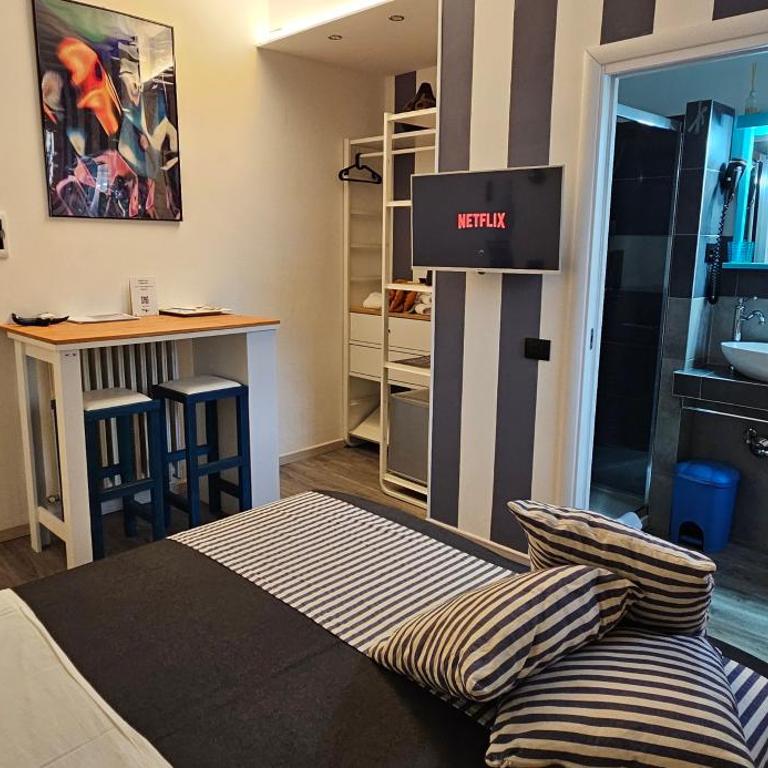Wagon-lit - Double or Twin Room with Private Bathroom - 8