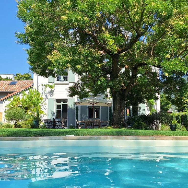 Maison de famille à Millau - Villa avec Piscine Privée - 1